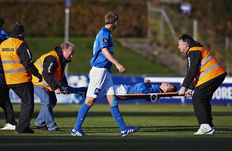 Skadet. Emil Larsen blev båret fra banen med en knæskade, der kan koste en lang pause fra fodbold. 