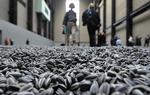 Kunststøv. Tate Modern er bange for, at støvet fra millioner af porcelænssolsikker udgør en sundhedsfare for museets gæster og ansatte. 