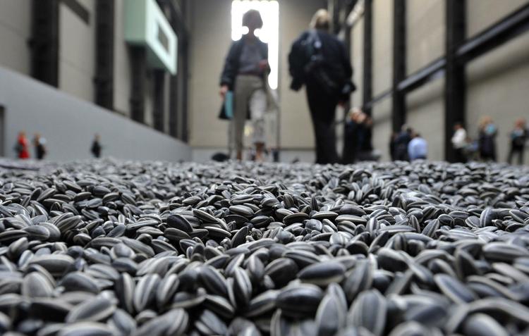 Kunststøv. Tate Modern er bange for, at støvet fra millioner af porcelænssolsikker udgør en sundhedsfare for museets gæster og ansatte. 