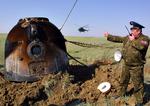 Klemt. Soyuz' landingskapsel ser  ikke ud af meget, men har plads til tre personer i fuldt rumudstyr. Her venter to kosmonauter og en rumturist på at komme ud efter landing i Kasakhstan i 2002. 
