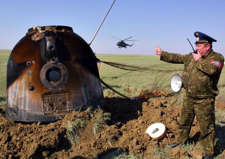 Klemt. Soyuz' landingskapsel ser  ikke ud af meget, men har plads til tre personer i fuldt rumudstyr. Her venter to kosmonauter og en rumturist på at komme ud efter landing i Kasakhstan i 2002. 