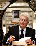Skriverkarl. Ken Follett skal snart signere igen. Her skriver han i 'Uendelige verden' i Rom. 