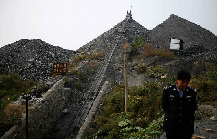 Begravet. En eksplosion sendte tusinder af ton kulstøv ned over minearbejderne i det centrale Kina. 