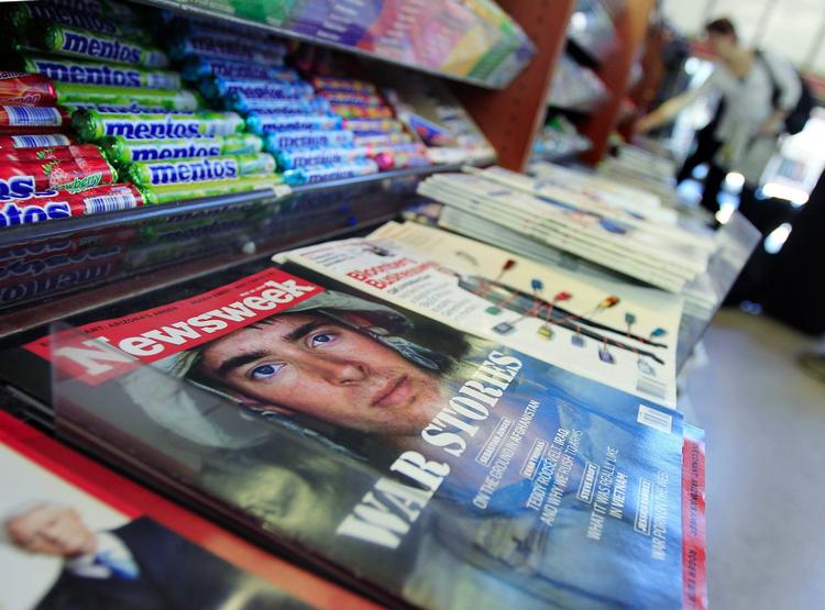 Newsweek. Det amerikanske ugemagasin klar til salg i en butik i Boston, USA. 