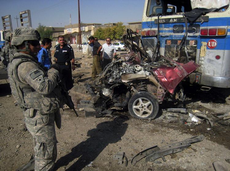 Irakkrigen. Omkring 400.000 krigsdokumenter fra krigen i Irak er angiveligt på vej til offentlighedens kendskab via hjemmesiden Wikileaks. Her ses en amerikansk soldat i selskab med irakiske politistyrker i forbindelse med et bombeangreb i Kirkuk 290 kilometer nord for Bagdad 25. august i år. 