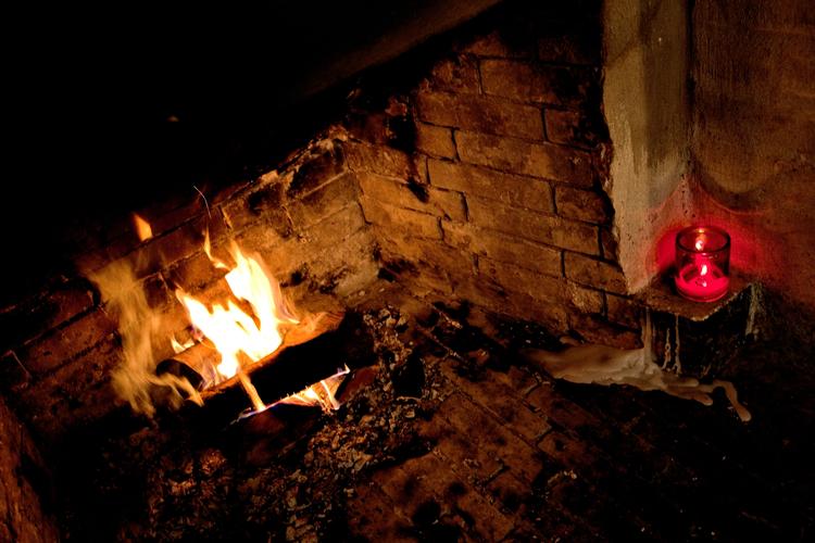 Café Den Røde Hund på Nørrebro kører fjedhyttestilen med en elg på væggen og en monumental pejs, der kan fyre op under lemmer. 