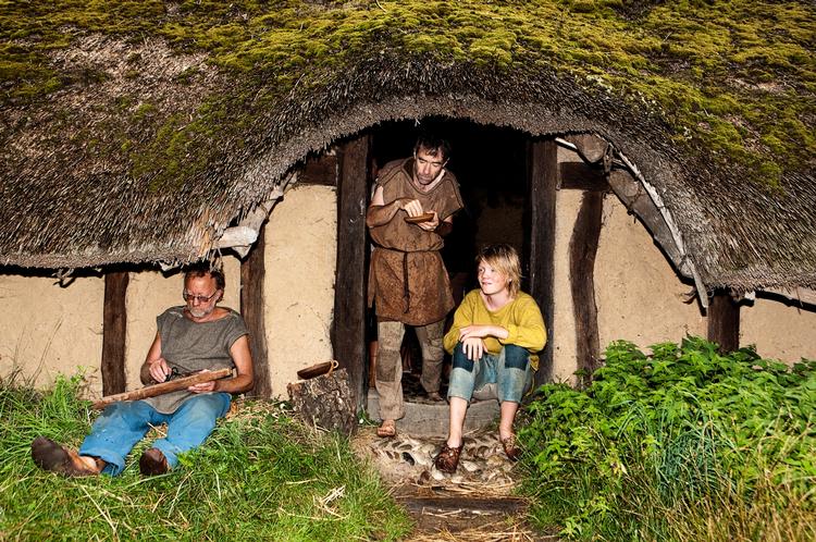 Fra venstre: Carl og Sophus sover i en af de brede  familiesenge. En kano stå under vand. Phil Macdonald, som til hverdag er engelsk anæstesilæge, står i døråbningen til langhuset, iført sin svedige ulduniform. 