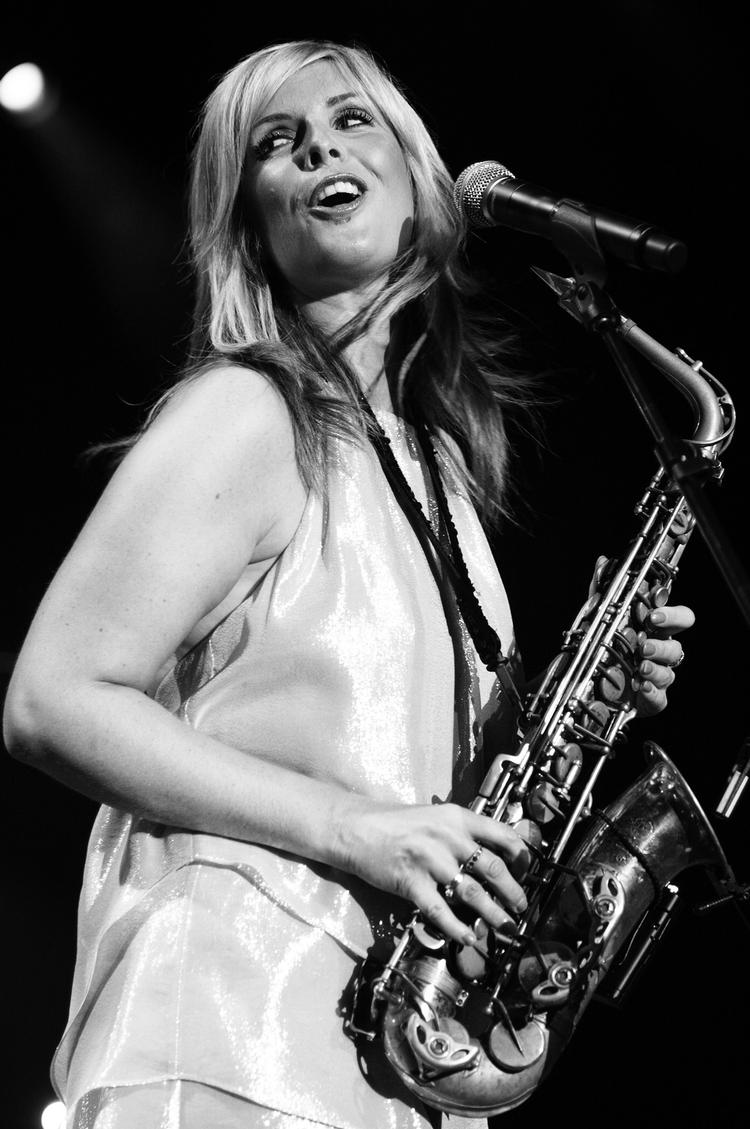 Candy Dulfer er én af de få kvinder, der har fået sig en solokarriere efter tiden med Prince. 