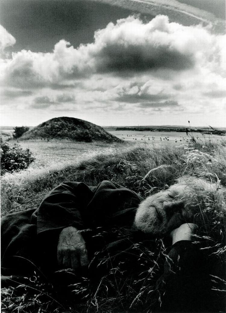 LUR. Ved første kig i det store fotoværk, kan læseren måske tro, at menneskene er forsvundet ud af landskabsbilledet. Men de er der. 