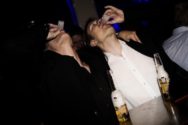 Mandedruk. Alkohol udløser mere af stoffet dopamin hos mænd end hos kvinder. Det giver lyst til mere... 