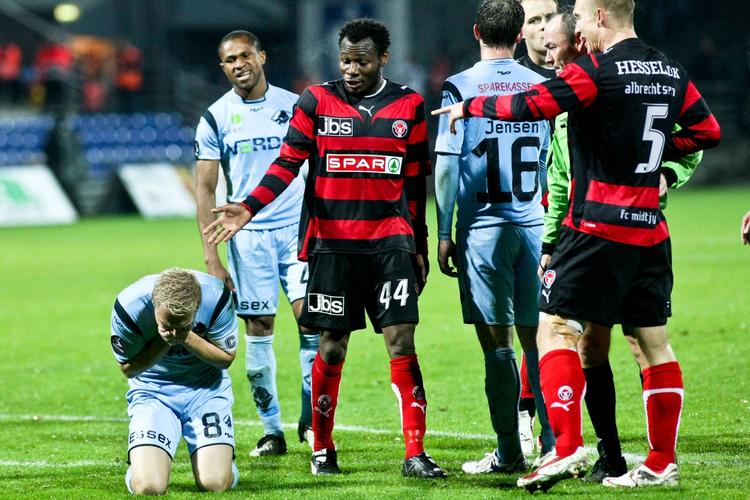 Æv. 7 uafgjorte kampe er ikke noget at råbe hurra for. Det syntes Randers' Søren Andersen sikkert heller ikke. Eller også fik han noget i hovedet. 