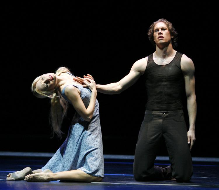 Frem-og-tilbage. Balletdanseren Karina Sarkissova, der her ses på scenen i Wien, blev først fyret, fordi hun havde poseret letpåklædt, men blev siden genansat. »Jeg var mig ikke bevidst, hvilke skadelige følger offentliggørelsen af billederne ville få«, siger hun. (Arkiv) 