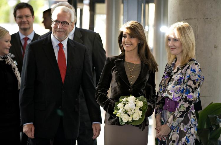 Rowling. Den verdensberømte Harry Potter-forfatter, J.K. Rowling (th), er her flankeret af prinsesse Marie og borgmester Anker Boye (S) ved modtagelsen foran Odense Koncerthus i formiddag. 