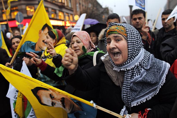 Demo. Danske kurdere viste deres utilfredhed med med statens forsøg på at beslaglægge støtten til Roj TV på Københavns Rådhuspladsen til morgen. 