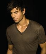 Bailamos. Enrique Iglesias synger, mens TV 2's dansere får en svingom. Pr-foto. 