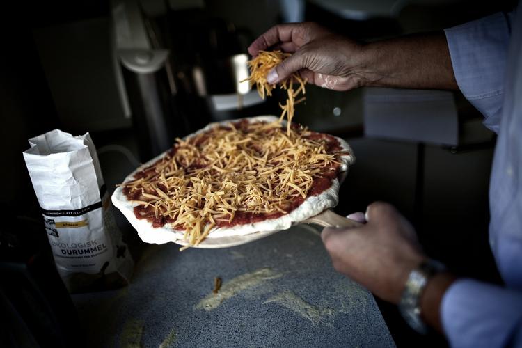 Pizza. Gruppeformand for SF, Ole Sohn, tilbereder en pizza i sit køkken i Rødovre. 