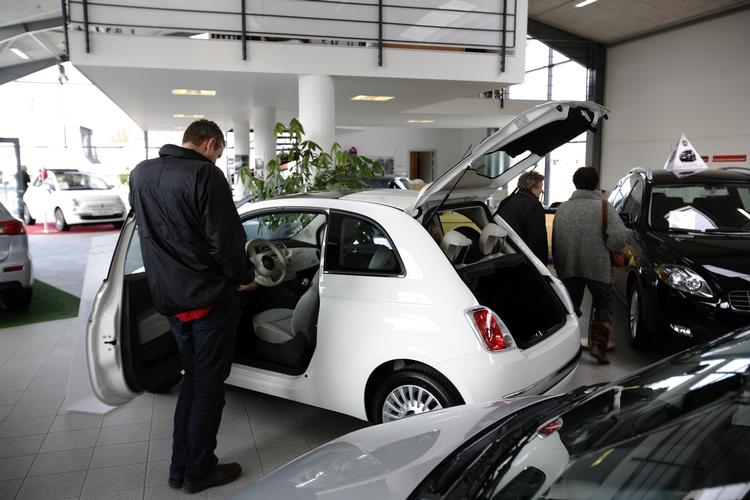 Kundestorm. Danskerne ser mest stor lyst på nye biler. Og køber dem også. Her årets nr. 1, Fiat 500. 