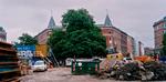 Det er slut med at tage en slapper under kastanjen på Enghave Plads. Metrobyggeriet er i fuld gang, og pladsen er nu afspærret og ryddet. En ny bog hylder det liv, der var engang og forhåbentlig kommer tilbage. 
