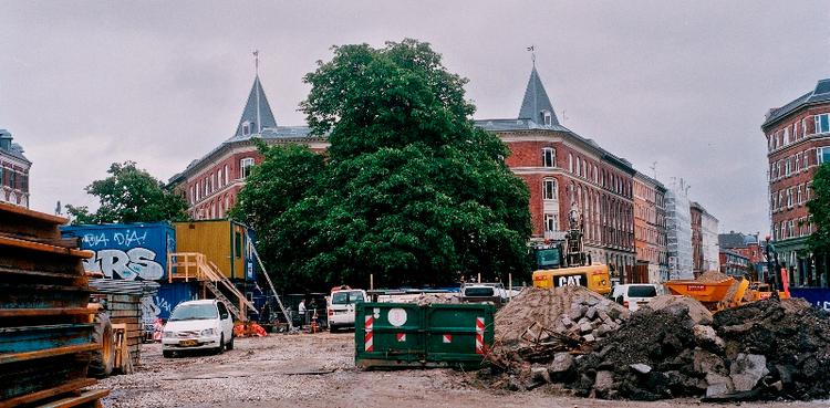Det er slut med at tage en slapper under kastanjen på Enghave Plads. Metrobyggeriet er i fuld gang, og pladsen er nu afspærret og ryddet. En ny bog hylder det liv, der var engang og forhåbentlig kommer tilbage. 