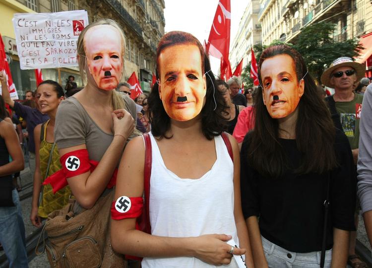 Protest. De franske roma-udvisninger har medført omfattende protester. Her er tre kvinder iført masker, der forestiller indenrigsminister Brice Hortefeux (tv.), immigrationsminister Eric Besson og præsident Nicolas Sarkozy ved en demonstration i Marseille forrige lørdag. 