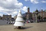 En række af de involverede kunstnere kreerer deres juletræer i Fields, så nysgerrige kan følge processen, før de færdige kunsttræer udstilles på Rådhuspladsen lørdag 13. november. 