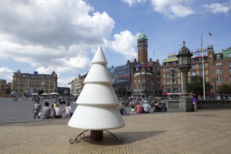 En række af de involverede kunstnere kreerer deres juletræer i Fields, så nysgerrige kan følge processen, før de færdige kunsttræer udstilles på Rådhuspladsen lørdag 13. november. 