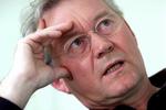 Knaldperle. Der er for mange pudsige indfald og udfald om alt muligt her og der, mener Politikens anmelder.  (Arkiv) 
