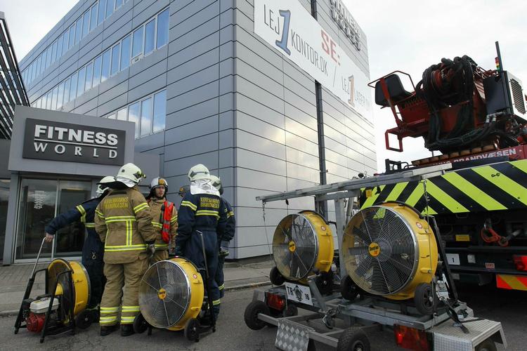 Varmt. Brandvæsenet havde gang i store ventilationsmaskiner efter saunabrand i et fitnesscenter i Valby. 