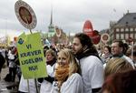 Ligemageri. At der er store forskelle på mænd og kvinders løn, er ingen i tvivl om. Men hvordan man skal opnå en større grad af ligeløn, er straks et helt andet og mere eksplosivt spørgsmål: Skal det være med pisk eller med gulerod? Arkivfoto 