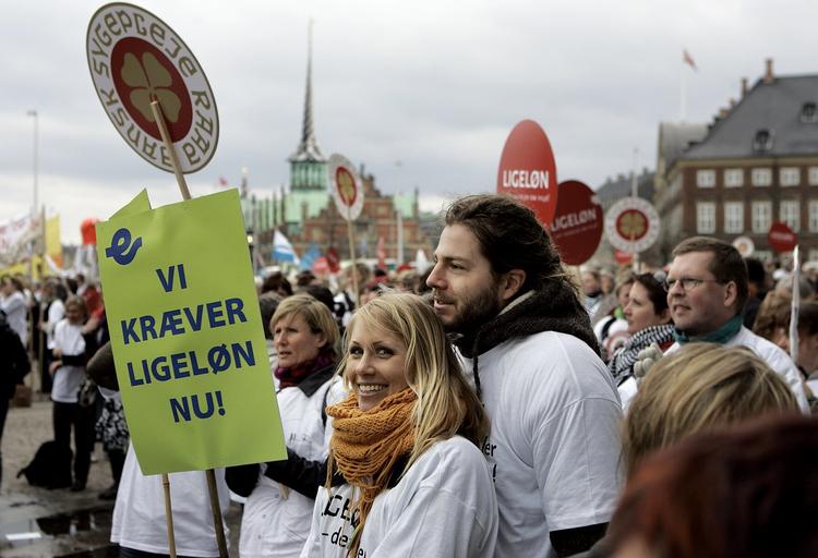 Ligemageri. At der er store forskelle på mænd og kvinders løn, er ingen i tvivl om. Men hvordan man skal opnå en større grad af ligeløn, er straks et helt andet og mere eksplosivt spørgsmål: Skal det være med pisk eller med gulerod? Arkivfoto 