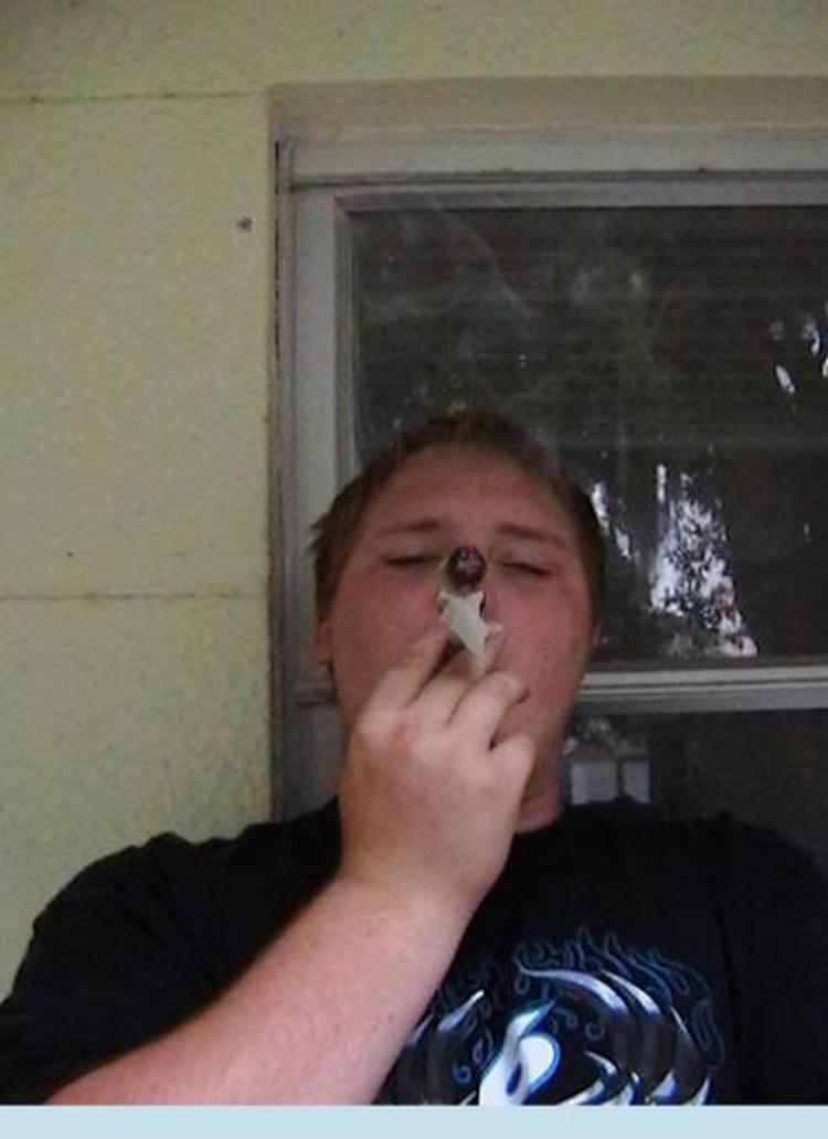 Røgdykker. Rigtige pothoveder står ved, at de er pothoveder. Således er Mark Fiascos MySpace-side prydet af et billede med titlen 'SMOKE ONE', hvor han ryger en monster joint. Selvfølgelig. 