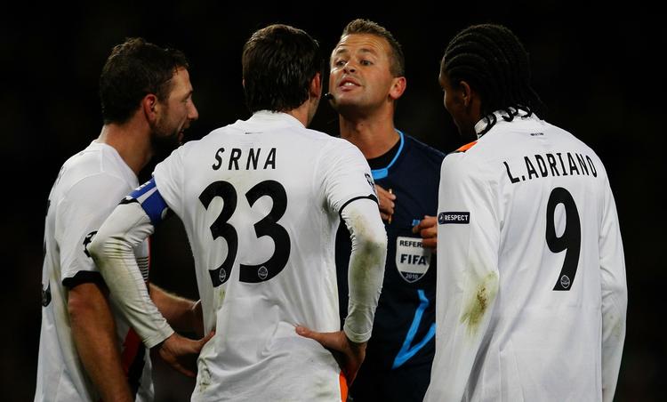 Målfest. Dommer Svein Oddvar Moen skulle finde sig i en del brok fra Shakhtar-spillerne, men hverken brok eller spillet kunne forhindre en solid Arsenal-sejr på 5-1. 