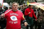 'Sarkosy, jeg ser dig' står der på denne arbejders t-shirt. Her er vi til demonstration i Bordeaux. 