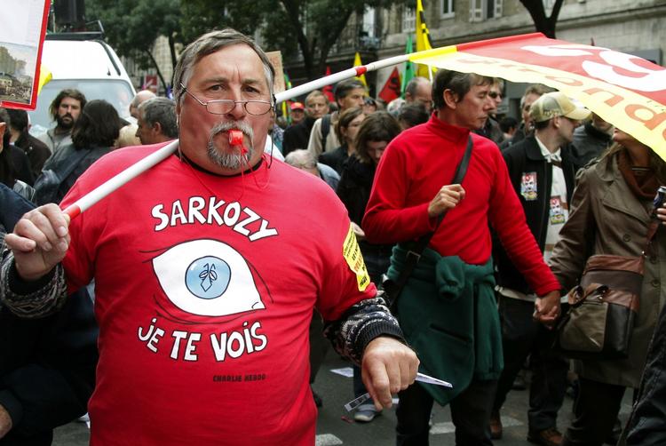 'Sarkosy, jeg ser dig' står der på denne arbejders t-shirt. Her er vi til demonstration i Bordeaux. 