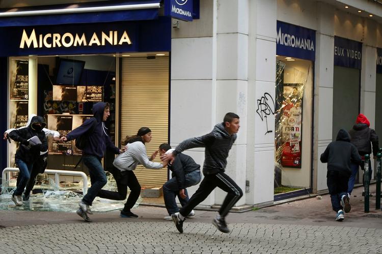Demonstranter ødelægger og plyndre forretninger i det centrale  Lyon. 