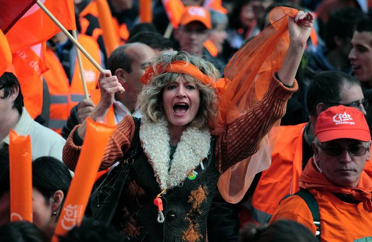 Vrede franskmænd i tusindvis til demonstration i Paris. 
