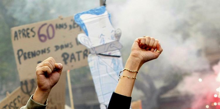 'Efter du er fyldt 60, giv pengene til din chef' står der på dette skilt, fotograferet under en demonstration i Paris. 