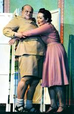 Den kraftfulde baryton Christopher Purves er på grisestien som en på alle måder enorm Falstaff i Verdis sidste opera. 