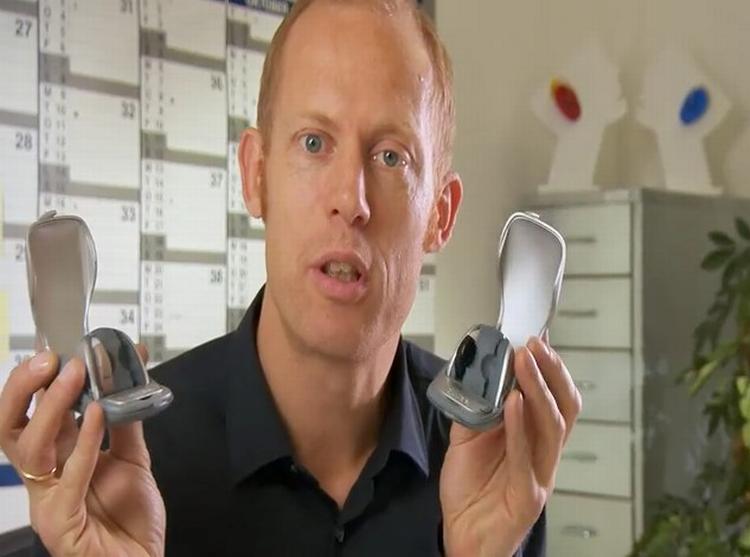 Journalist Morten Spiegelhauer fra TV2-programmet Operation X går i kødet på de private høreklinikker i programmet 'Når ører bliver til kroner'. Foto: TV2 