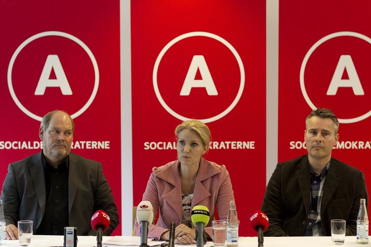 Socialdemokraternes gruppeformand, Carsten Hansen (tv.) glæder sig over, at Nicolai Wammen vender tilbage til landspolitik. Her er han sammen med partiformand Helle Thorning-Schmidt og politisk ordfører Henrik Sass Larsen. (Arkivfoto) 