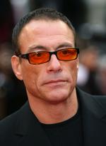 Muskelmand. Den 50-årige Jean-Claude van Damme er rejst hjem til Belgien for at komme til hægterne. Her er han set under årets festival i Cannes, hvor han repræsenterede filmen 'You Will Meet a Tall Dark Stranger'. 