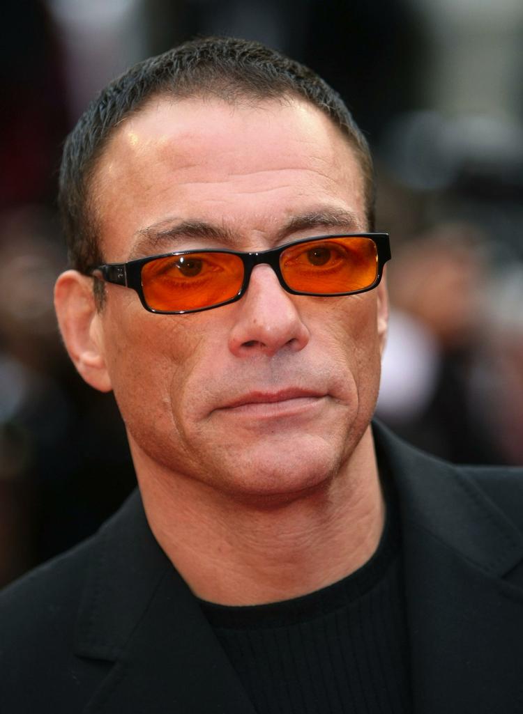 Muskelmand. Den 50-årige Jean-Claude van Damme er rejst hjem til Belgien for at komme til hægterne. Her er han set under årets festival i Cannes, hvor han repræsenterede filmen 'You Will Meet a Tall Dark Stranger'. 