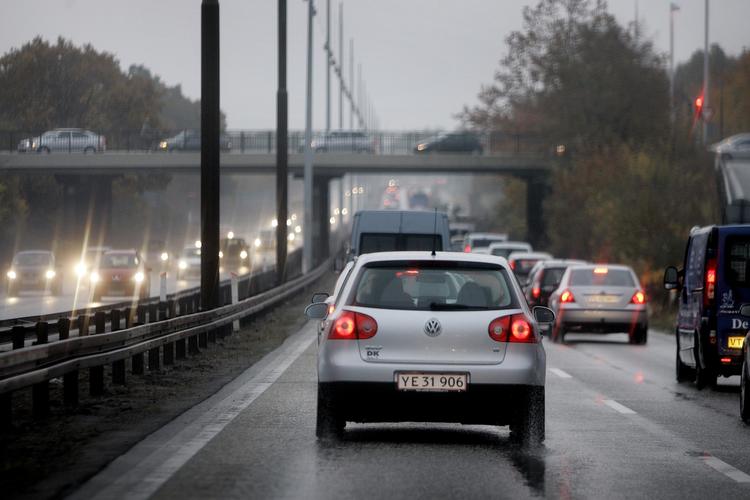 Glat. Frostvejr og regn gør vejene glatte fra i aften, advarer DMI. 