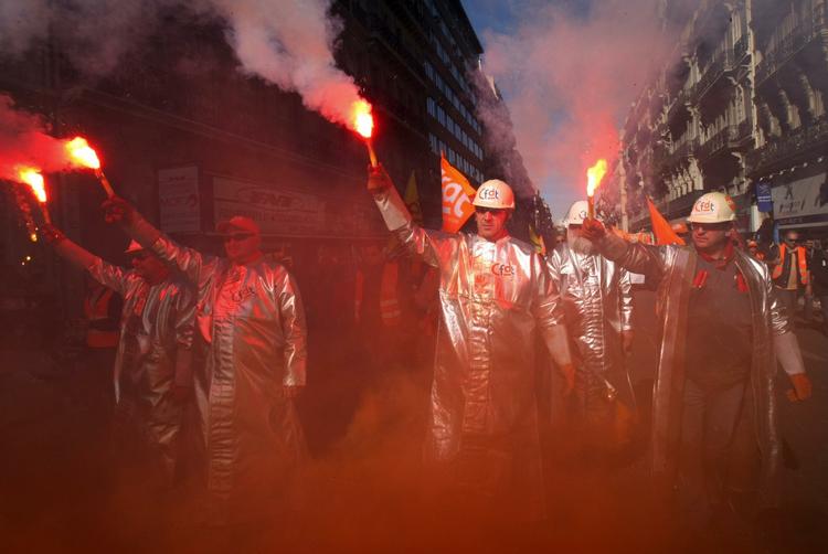 Stålarbejdere fra Marseille på gade i en af de omfattende demonstrationer over hele Frankrig i protest mod pensionsreformerne. 
