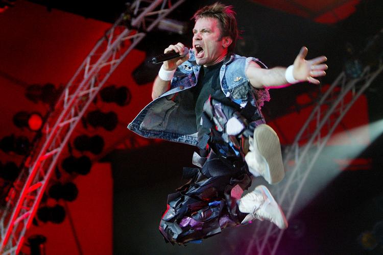 roskilde. Bruce Dickinson og Iron Maiden har spillet på Roskilde Festival flere gange. Senest i 2003. Næste sommer kommer de tilbage. Arkivfoto. 