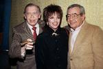 Ikoner. Tom Bosley (t.h.) ses her med et par af de helt store navne i amerikansk showbiz, komikeren Milton Berle (død 2002) og skuespilleren/sangeren Liza Minelli ved en sammenkomst i Los Angeles i 1986. Arkivfoto. 