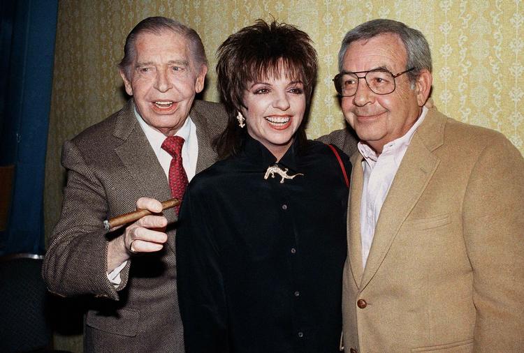 Ikoner. Tom Bosley (t.h.) ses her med et par af de helt store navne i amerikansk showbiz, komikeren Milton Berle (død 2002) og skuespilleren/sangeren Liza Minelli ved en sammenkomst i Los Angeles i 1986. Arkivfoto. 