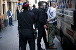 respektløs. Det spanske politi er m ødt talstærkt op i Barcelonas gader for at skride ind mod optræk til uro. Her bliver den danske FCK-fan sat fast i en af politiets salatfade. 