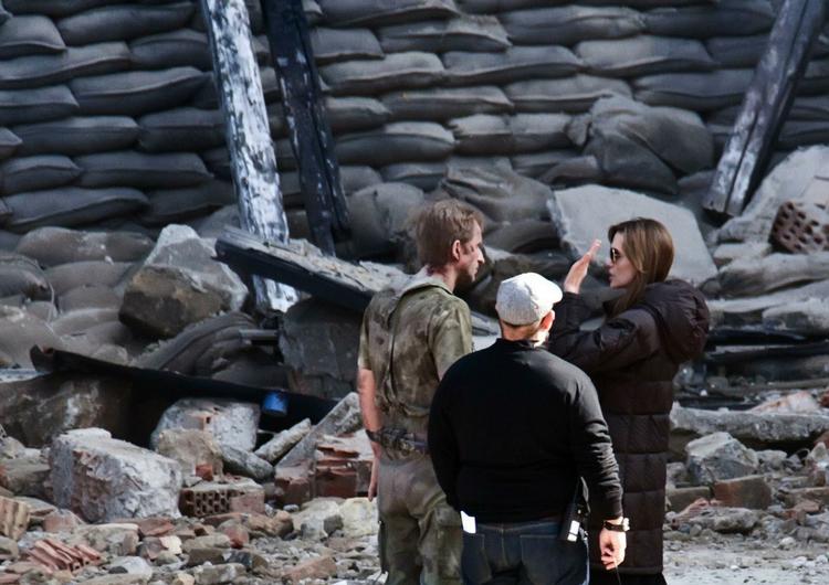 Anvisninger. Angelina Jolie instruerer den serbiske skuespiler Rade Serbedzija under optagelserne til sin første film som instruktør. 