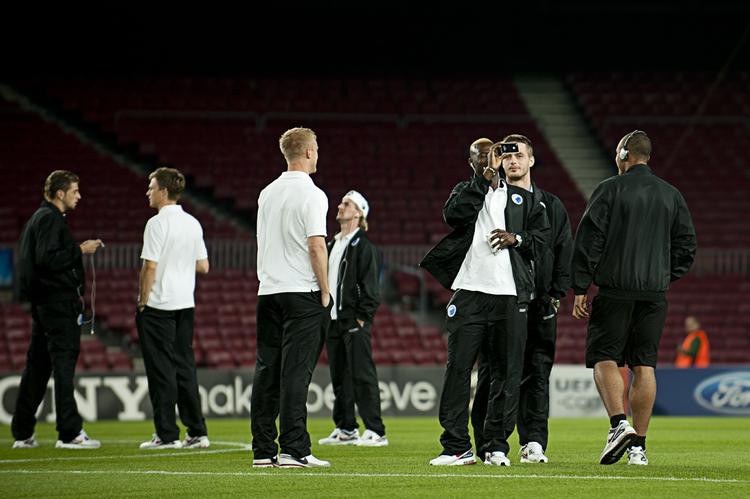 benovelse. FCK-spillerne på banen kort før kampstart. Dame N'Doye tager et foto til scrapbogen af legendariske Camp Nou. 